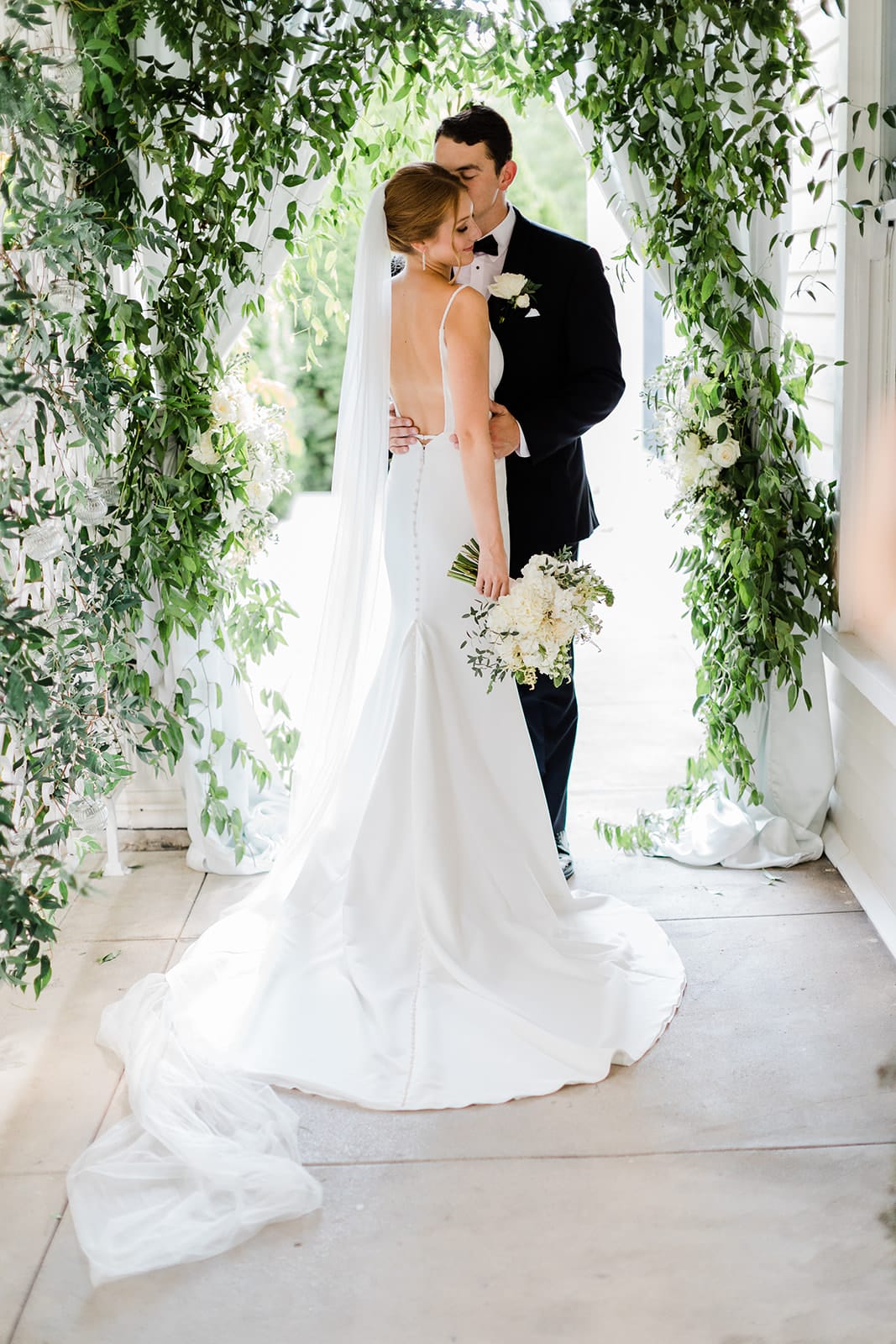 Simple garden wedding inspiration with neutral colors of ivory and gold