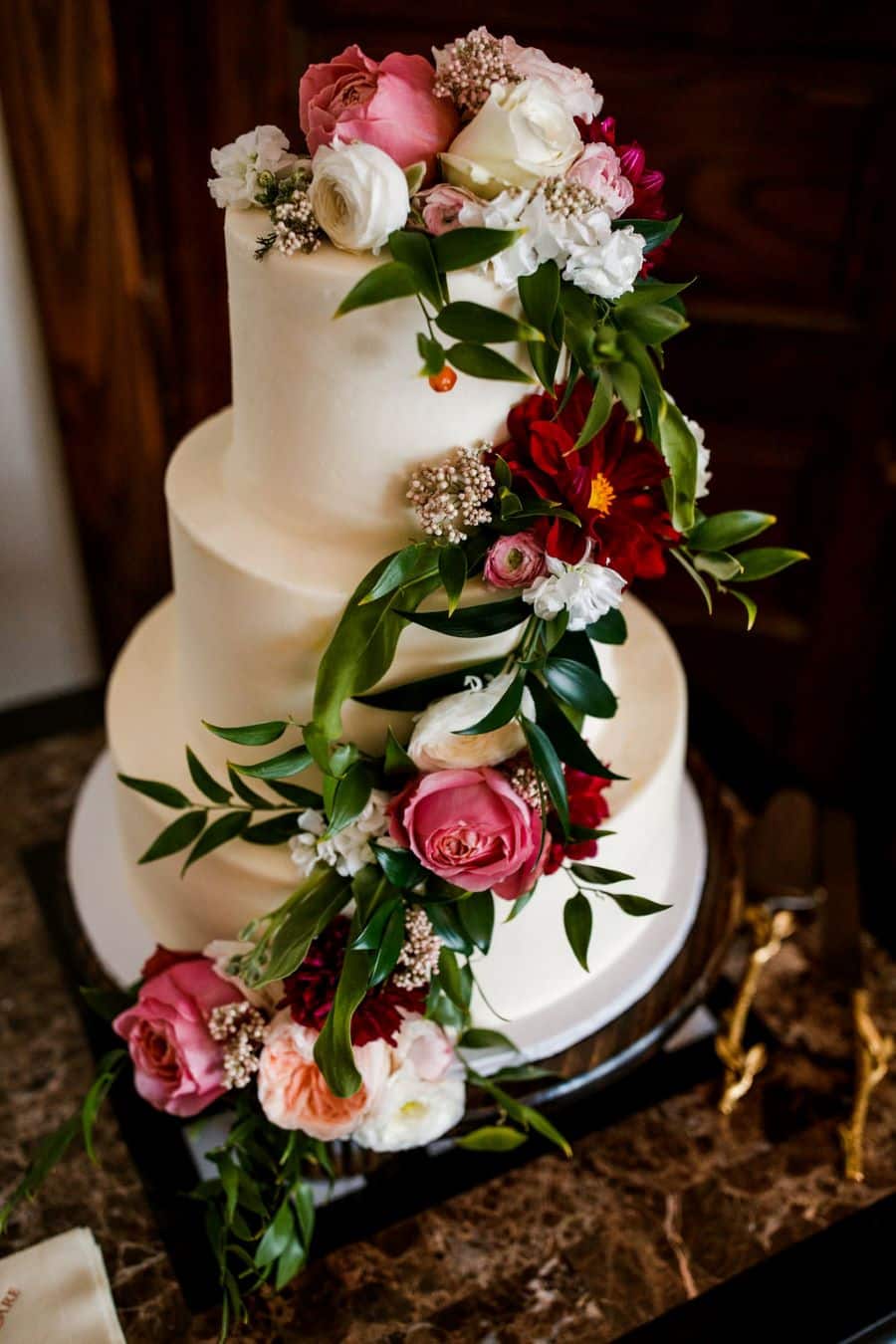 Simple wedding cake with berry florals and greenery / Romantic / Moody / Fall / Sage Green / Berry / Beige