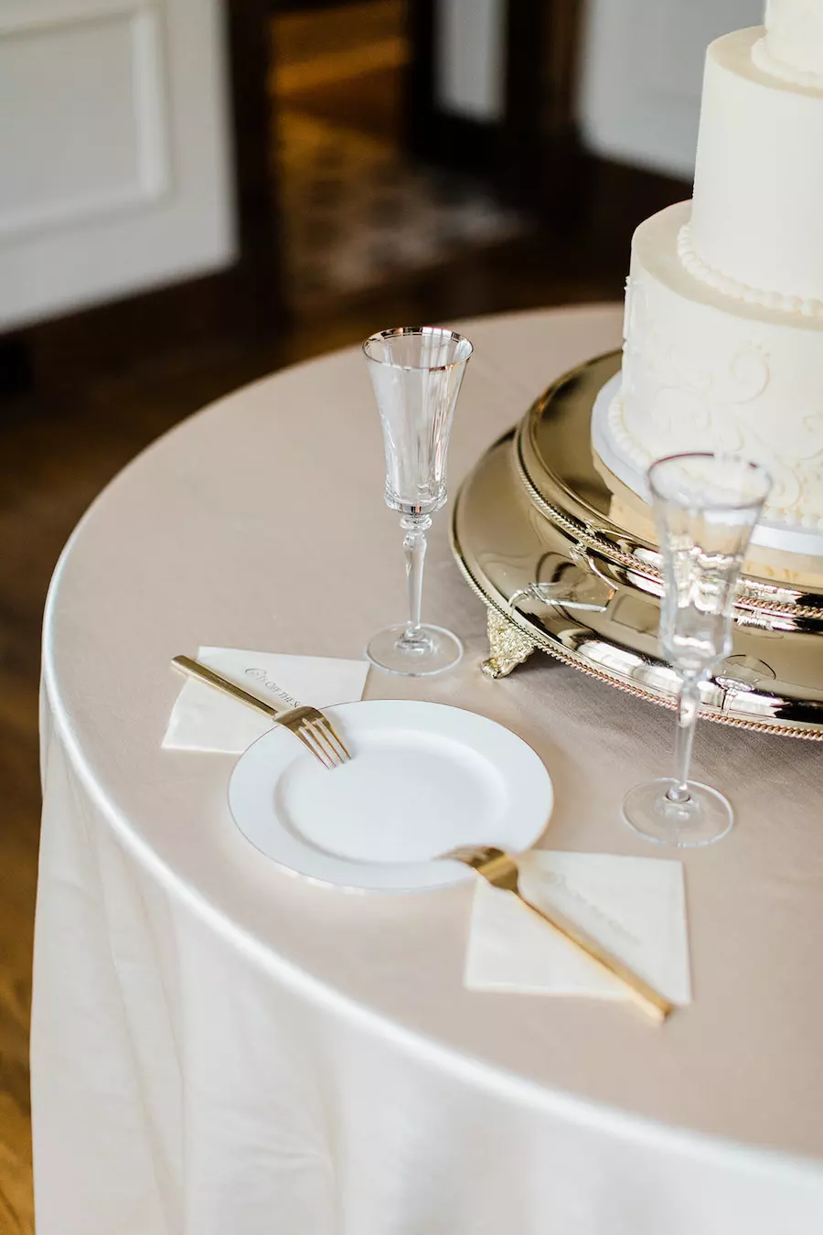 Simple garden wedding inspiration with neutral colors of ivory and gold