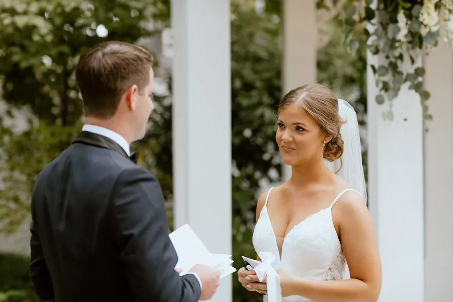 * Neutral Wedding Colors for Your Outdoor Wedding Reception
