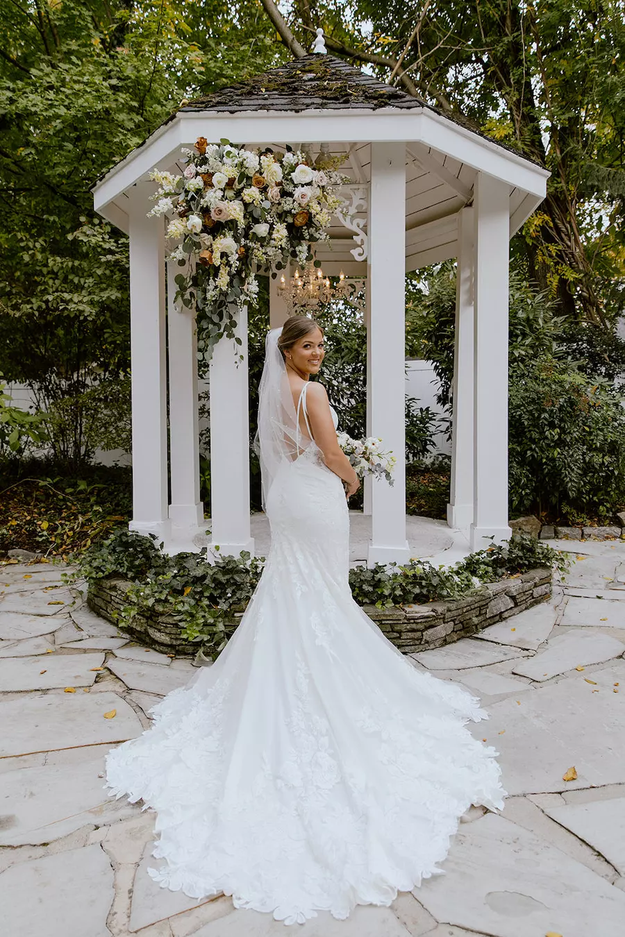 * Neutral Wedding Colors for Your Outdoor Wedding Reception