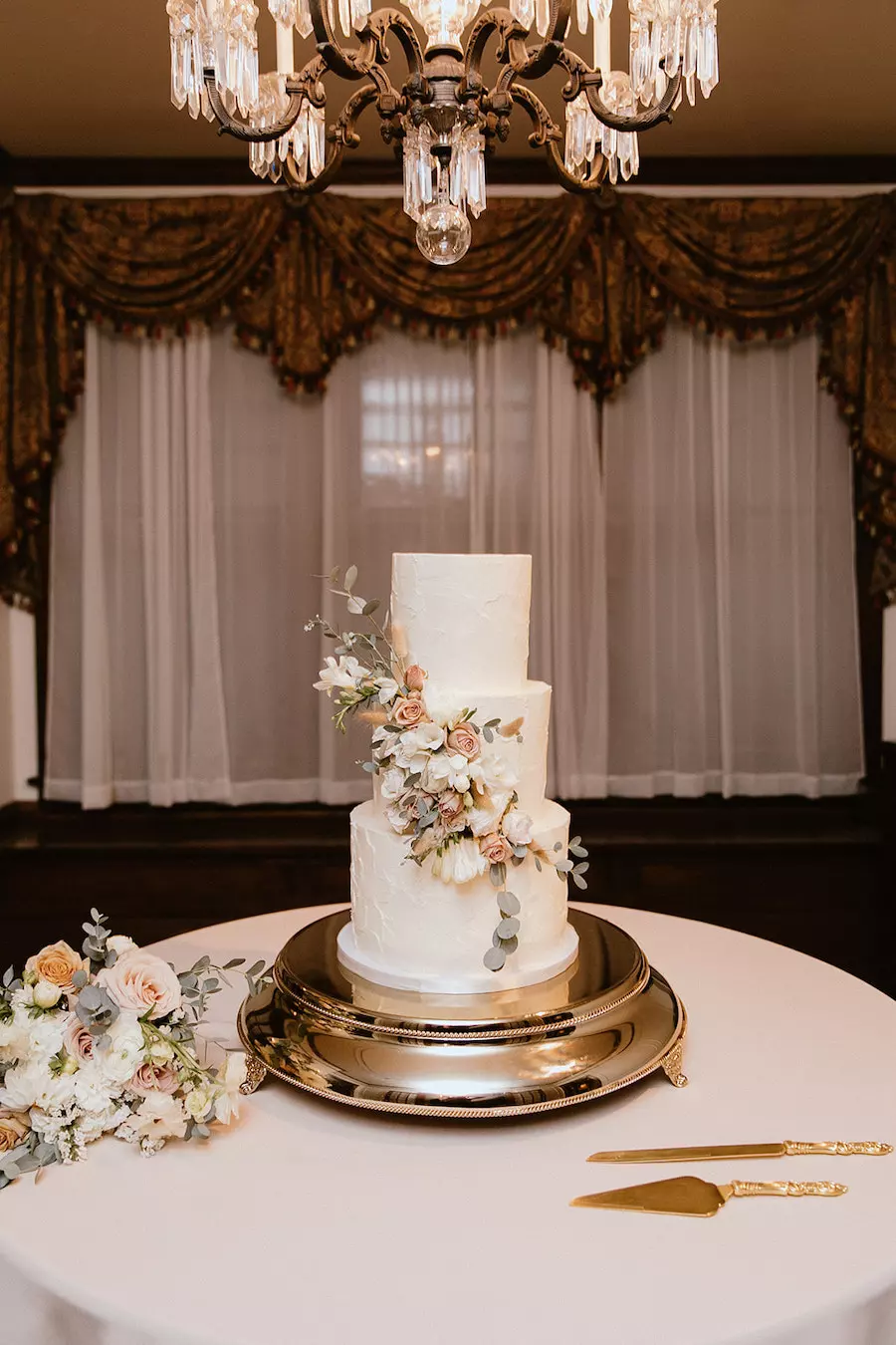 * Simple but elegant wedding cake with buttercream icing and fresh flowers and greenery at garden wedding venue CJ’s Off the Square near Nashville, TN. 